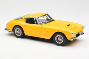 Ferrari 250 GT SWB Amarillo CMC 1:18 M-054 Metal - imagen 4 de 6