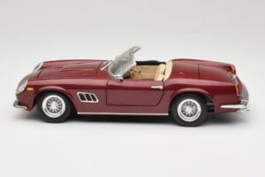 Ferrari 250 GT California Spider LWB Rojo Granate Hot Wheels 1:18 25727 Metal - imagen 4 de 8