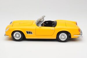 Ferrari 250 GT California Spider Amarillo Hot Wheels 1:18 23905 Metal - imagen 4 de 8