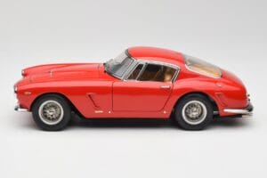 Ferrari 250 GT SWB Rojo CMC 1:18 M-046 Metal - imagen 3 de 6