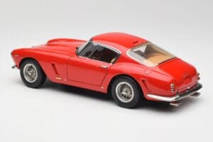 Ferrari 250 GT SWB Rojo CMC 1:18 M-046 Metal - imagen 5 de 6