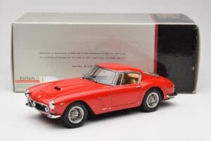 Ferrari 250 GT SWB Rojo CMC 1:18 M-046 Metal - imagen 6 de 6