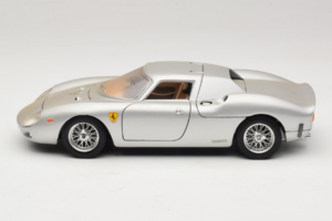 Ferrari 250 LM Plata Bburago 1:18 3033-S1 Metal - imagen 4 de 8