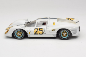 Ferrari 330 P4 #25 Blanco Revell 1:18 48845 Metal - imagen 4 de 8