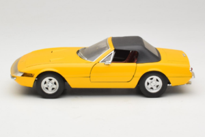 Ferrari 365 GTS Amarillo Con Techo Negro Solido 1:18 8018 Metal - imagen 4 de 8