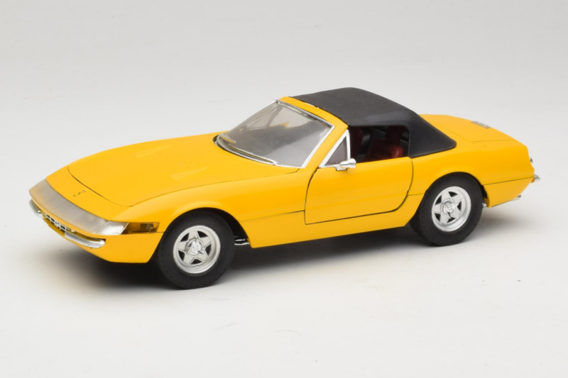 Ferrari 365 GTS Amarillo Con Techo Negro Solido 1:18 8018 Metal