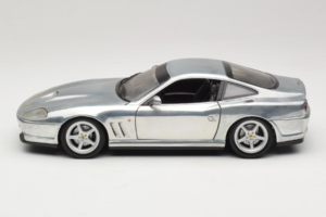 Ferrari 550 Maranello Chrome Silver Hot Wheels 1:18 25740 Metal - imagen 4 de 8