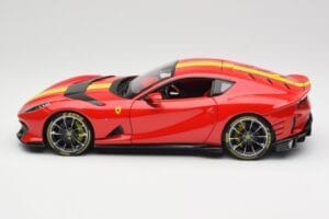 Ferrari 812 Competizione Rosso Corsa Con Rayas Amarillas Bburago 1:18 18-16915 Metal - imagen 4 de 8