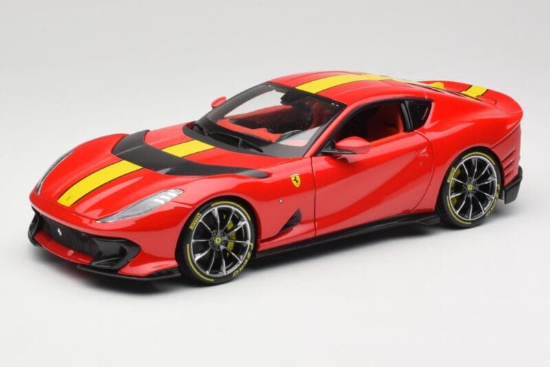 Ferrari 812 Competizione Rosso Corsa Con Rayas Amarillas Bburago 1:18 18-16915 Metal