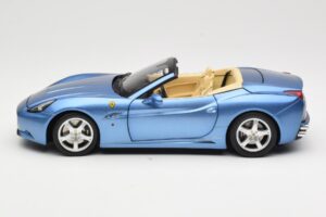 Ferrari California Azul Claro Hot Wheels 1:18 N2043 Metal - imagen 4 de 8