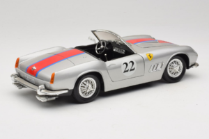Ferrari California #22 Plata Franja Roja 1966 Tonka 1:18 01109-S2 Metal - imagen 3 de 8