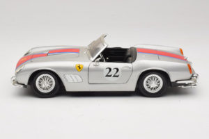 Ferrari California #22 Plata Franja Roja 1966 Tonka 1:18 01109-S2 Metal - imagen 4 de 8