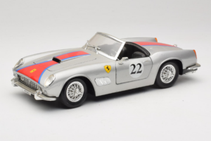Ferrari California #22 Plata Franja Roja 1966 Tonka 1:18 01109-S2 Metal