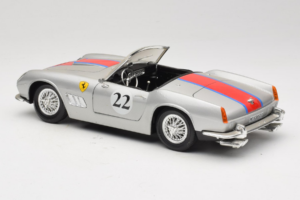 Ferrari California #22 Plata Franja Roja 1966 Tonka 1:18 01109-S2 Metal - imagen 7 de 8