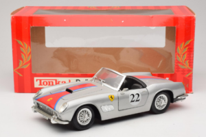 Ferrari California #22 Plata Franja Roja 1966 Tonka 1:18 01109-S2 Metal - imagen 8 de 8