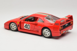 Ferrari F40 #40 Rojo con Bandera Italiana Bburago 1:18 3032-P1 Metal - imagen 7 de 8