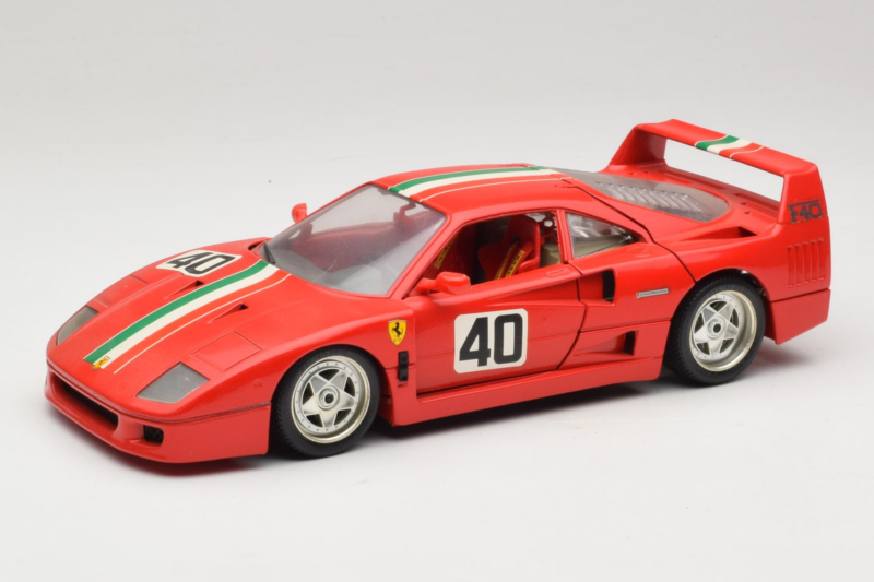 Ferrari F40 #40 Rojo con Bandera Italiana Bburago 1:18 3032-P1 Metal