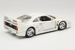 Ferrari F40 Blanco Bburago 1:18 3332-W4 Metal - imagen 3 de 8