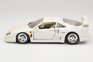 Ferrari F40 Blanco Bburago 1:18 3332-W4 Metal - imagen 4 de 8