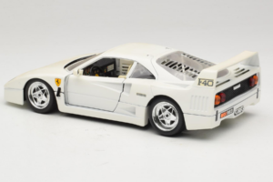 Ferrari F40 Blanco Bburago 1:18 3332-W4 Metal - imagen 7 de 8