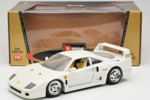 Ferrari F40 Blanco Bburago 1:18 3332-W4 Metal - imagen 8 de 8
