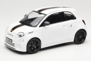 Abarth 500e Blanco IXO 1:18 MCG18497 Metal