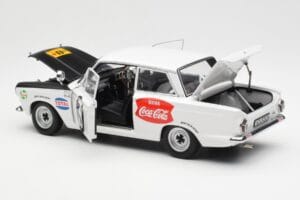 Ford Cortina Mk1 #3 P. Hughes / B. Young African Safari Rally 1964 AUTOart 1:18 86428 Metal - imagen 5 de 8