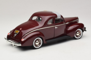 Ford Deluxe Coupe Rojo Oscuro ERTL 1:18 7936 Metal - imagen 3 de 7