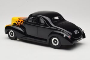 Ford Deluxe Hot Rod Negro Universal Hobbies 1:18 6002 Metal - imagen 7 de 8