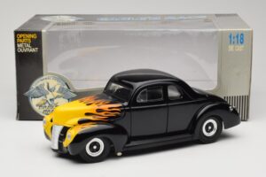 Ford Deluxe Hot Rod Negro Universal Hobbies 1:18 6002 Metal - imagen 8 de 8