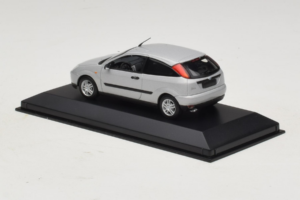 Ford Focus Mk1 3-Door Plata Minichamps 1:43 FOCUS005 Metal - imagen 3 de 5