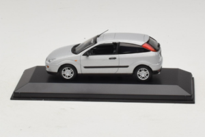 Ford Focus Mk1 3-Door Plata Minichamps 1:43 FOCUS005 Metal