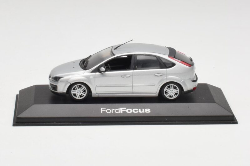 Ford Focus Mk2 Moondust Plata Minichamps 1:43 Ford Focus Mk2 Moondust Plata Minichamps 1:43 FOCUS002 Metal