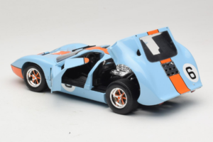 Ford GT40 Gulf #6 J. Ickx / J. Oliver 24 Hours of Le Mans 1969 Eagles Race 1:18 300600 Metal - imagen 5 de 8