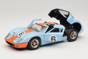 Ford GT40 Gulf #6 J. Ickx / J. Oliver 24 Hours of Le Mans 1969 Revell 1:18 48824 Metal - imagen 2 de 8