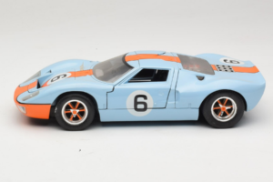 Ford GT40 Gulf #6 J. Ickx / J. Oliver 24 Hours of Le Mans 1969 Revell 1:18 48824 Metal - imagen 4 de 8