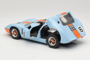 Ford GT40 Gulf #6 J. Ickx / J. Oliver 24 Hours of Le Mans 1969 Revell 1:18 48824 Metal - imagen 5 de 8