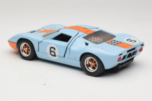 Ford GT40 Gulf #6 J. Ickx / J. Oliver 24 Hours of Le Mans 1969 Revell 1:18 48824 Metal - imagen 7 de 8