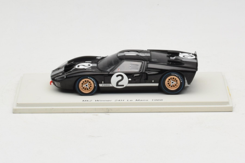 Ford GT40 Mk II #2 B. McLaren / C. Amon Shelby American Winner 24 Hours of Le Mans 1966 Spark 1:43 43LM66-O1 Resina
