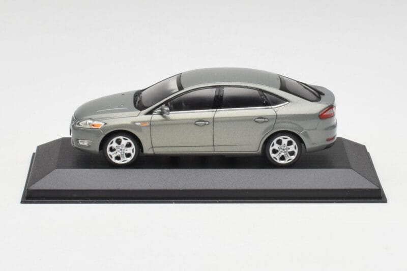 Ford Mondeo Mk3 Sedan Gris Metallic Minichamps 1:43 IND403086003 Metal