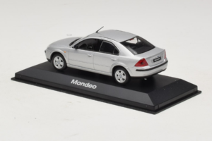 Ford Mondeo Mk3 Sedán Plata Minichamps 1:43 MONDEO005 Metal - imagen 3 de 4