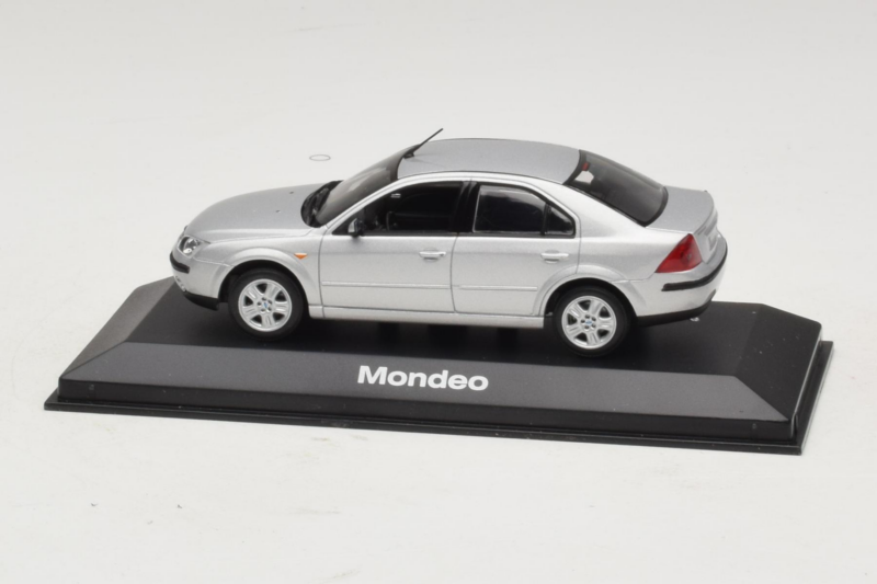 Ford Mondeo Mk3 Sedán Plata Minichamps 1:43 MONDEO005 Metal