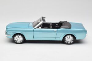 Ford Mustang Descapotable Arcadian Blue Revell 1:18 8832-F1 Metal - imagen 4 de 8