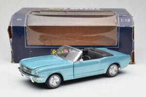 Ford Mustang Descapotable Arcadian Blue Revell 1:18 8832-F1 Metal - imagen 8 de 8