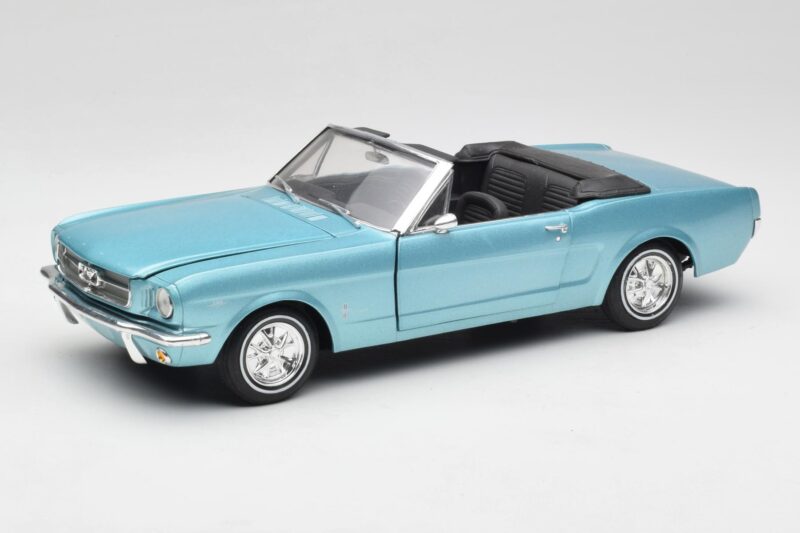 Ford Mustang Descapotable Arcadian Blue Revell 1:18 8832-F1 Metal
