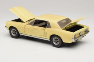 Ford Mustang Coupe Amarillo The Walking Dead Greenlight 1:18 12958 Metal - imagen 5 de 8