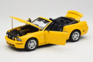 Ford Mustang GT S197 Descapotable Screaming Yellow AUTOart 1:18 73062 Metal - imagen 2 de 8