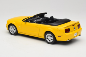 Ford Mustang GT S197 Descapotable Screaming Yellow AUTOart 1:18 73062 Metal - imagen 7 de 8