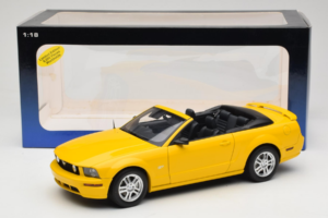 Ford Mustang GT S197 Descapotable Screaming Yellow AUTOart 1:18 73062 Metal - imagen 8 de 8