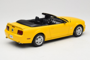 Ford Mustang GT S197 Descapotable Screaming Yellow AUTOart 1:18 73062 Metal - imagen 3 de 8
